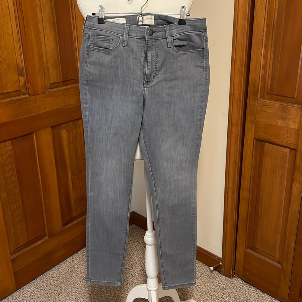 EUC: Universal Thread 6/28R Jeans